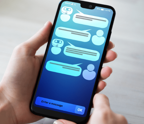 スマホでチャットボットとチャットしているところ