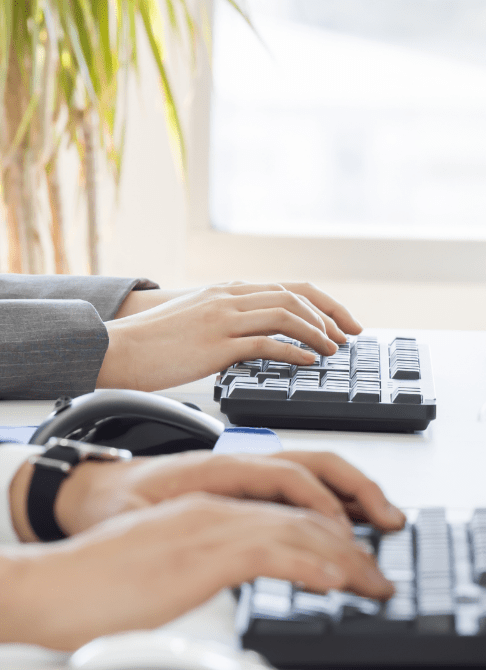 キーボードを打つ手