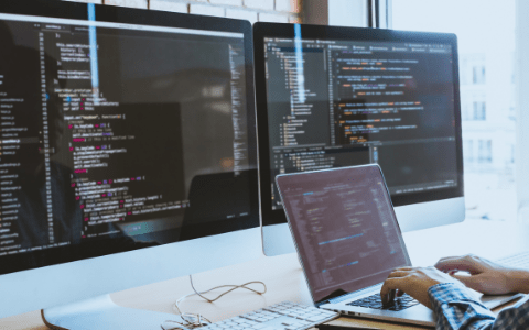 パソコンを操作しているところ