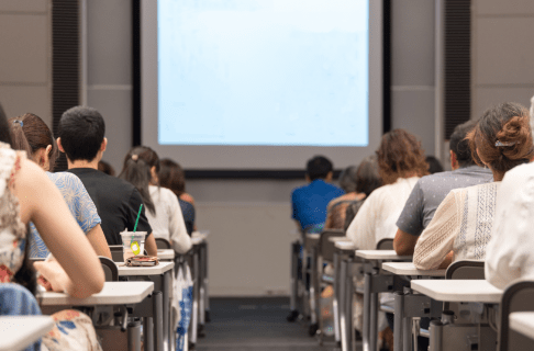 ノートPCを操作しているところ