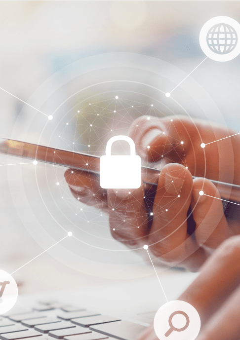 PCとスマホを操作しているところ