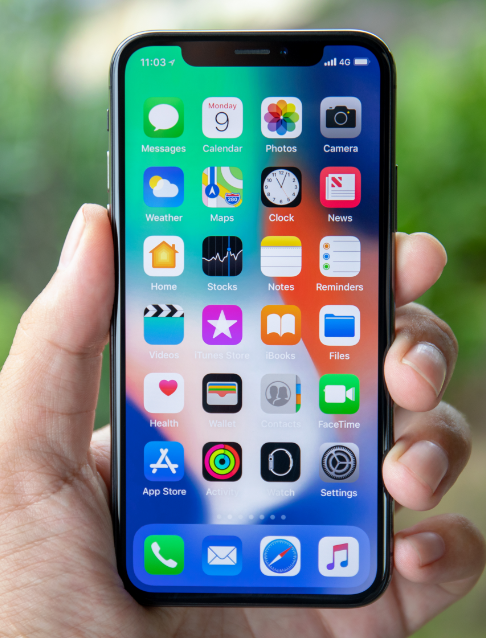 スマートフォンを持つ手