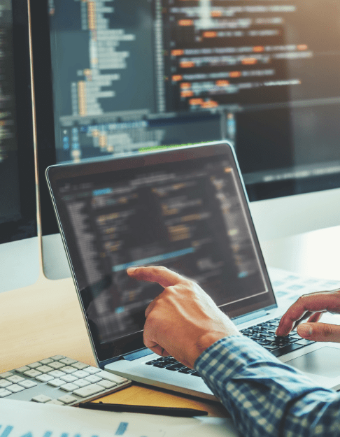 ノートPCを操作しているところ