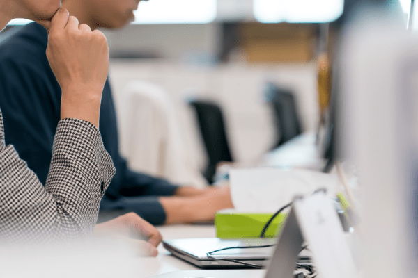 パソコンを見つめているエンジニア