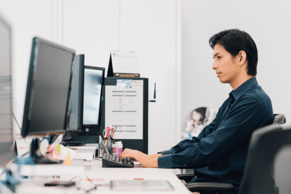 パソコンを操作するスーツ姿の男性