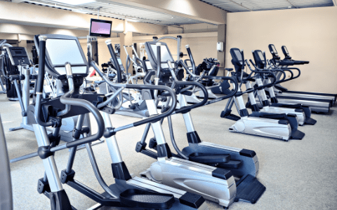 トレッドミルが並んでいるところ