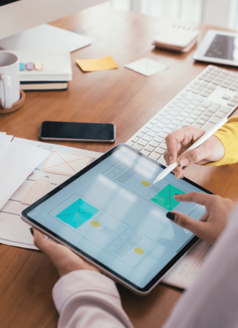 タブレットを操作しているところ