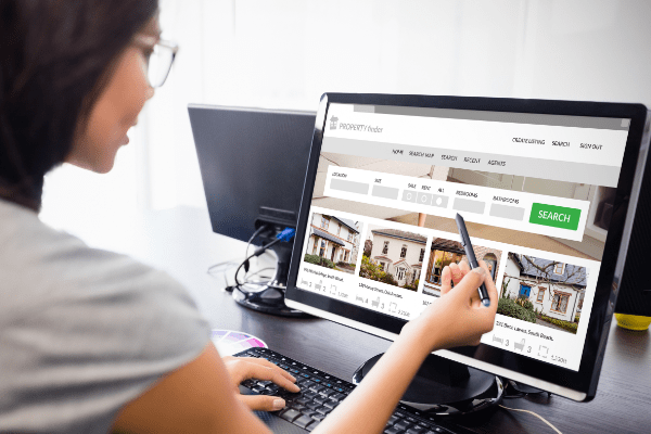 パソコンを操作しているところ